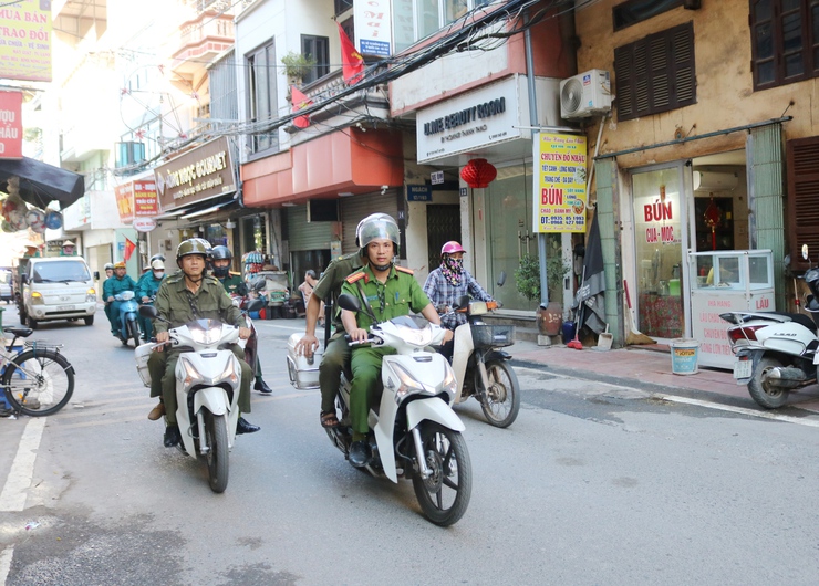 Quốc Oai ra quân giải quyết điểm nghẽn về trật tự đô thị, xây dựng môi trường văn minh- Ảnh 4.