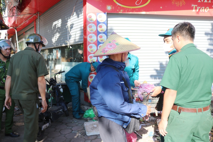 Quốc Oai ra quân giải quyết điểm nghẽn về trật tự đô thị, xây dựng môi trường văn minh- Ảnh 6.