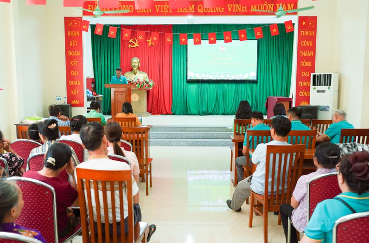 HỘI NÔNG DÂN XÃ QUỐC OAI TRAO HỖ TRỢ BẢO HIỂM XÃ HỘI TỰ NGUYỆN, RA MẮT CÂU LẠC BỘ NÔNG DÂN THAM GIA BẢO VỆ MÔI TRƯỜNG- Ảnh 1.