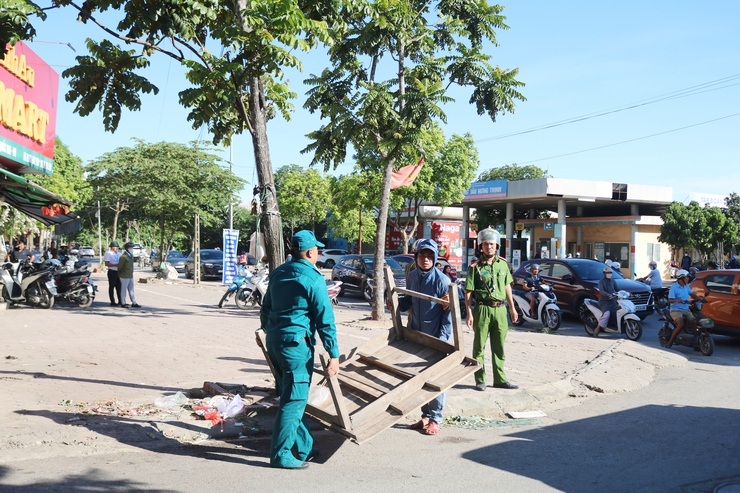 Quốc Oai ra quân giải quyết điểm nghẽn về trật tự đô thị, xây dựng môi trường văn minh- Ảnh 8.