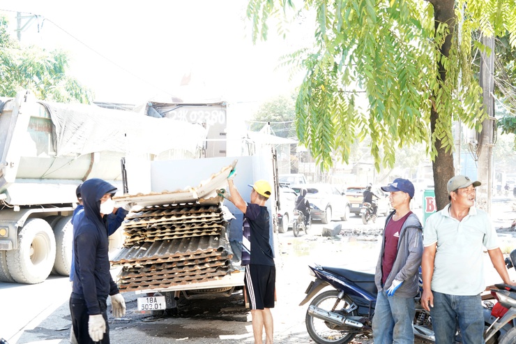 Bí thư Đảng ủy phường Chương Mỹ - Phí Minh Hải kiểm tra, đôn đốc công tác giải phóng mặt bằng Dự án cải tạo, nâng cấp quốc lộ 6- Ảnh 23.