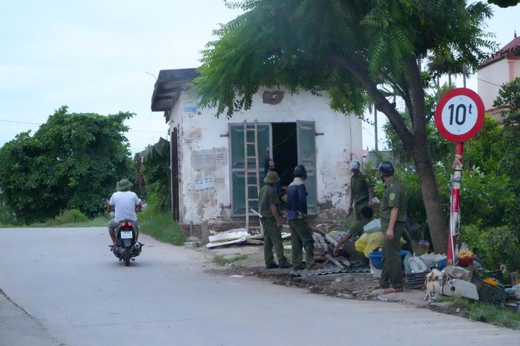 XÃ DÂN HÒA RA QUÂN GIẢI TỎA CHỢ CÓC DỐC MỌC, LẬP LẠI TRẬT TỰ ĐÔ THỊ VÀ AN TOÀN GIAO THÔNG- Ảnh 4.