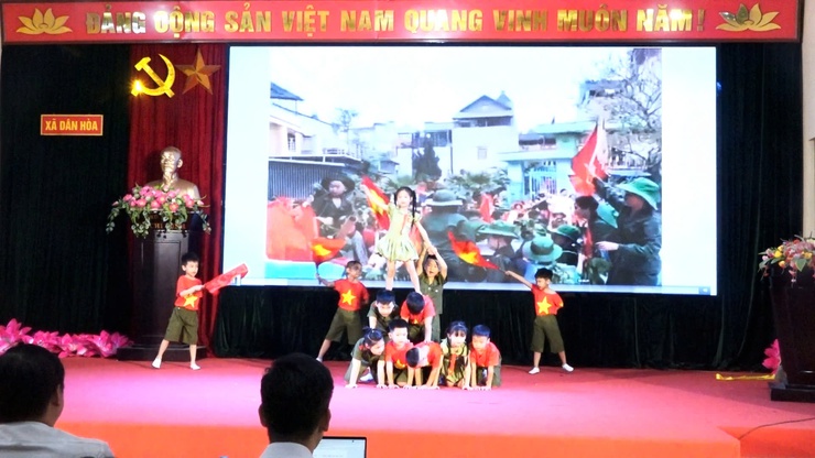 XÃ DÂN HÒA BIỂU DƯƠNG 27 GIA ĐÌNH VĂN HÓA TIÊU BIỂU NHÂN KỶ NIỆM 25 NĂM NGÀY GIA ĐÌNH VIỆT NAM

- Ảnh 12.