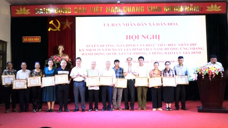 XÃ DÂN HÒA BIỂU DƯƠNG 27 GIA ĐÌNH VĂN HÓA TIÊU BIỂU NHÂN KỶ NIỆM 25 NĂM NGÀY GIA ĐÌNH VIỆT NAM

- Ảnh 2.