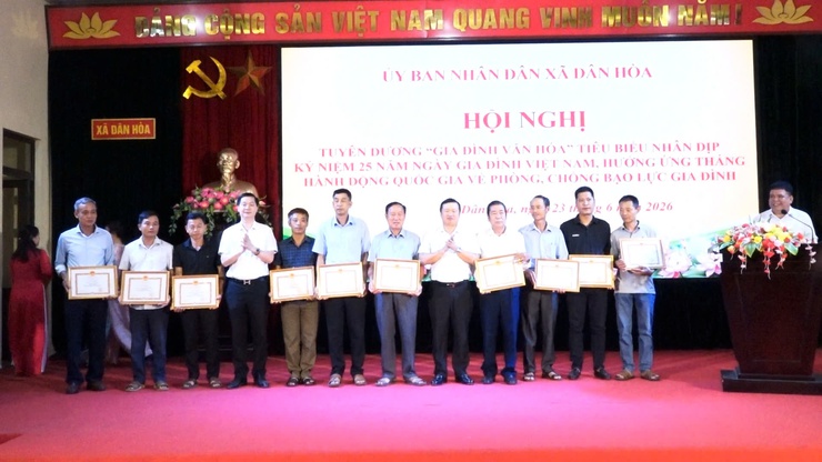XÃ DÂN HÒA BIỂU DƯƠNG 27 GIA ĐÌNH VĂN HÓA TIÊU BIỂU NHÂN KỶ NIỆM 25 NĂM NGÀY GIA ĐÌNH VIỆT NAM

- Ảnh 1.