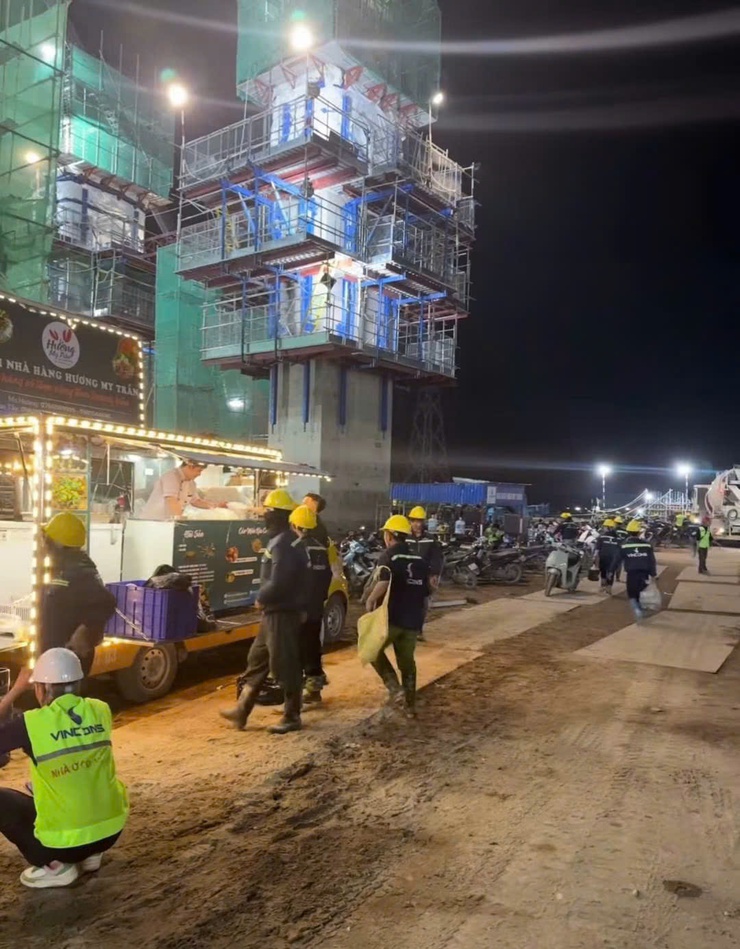 Công nhân của Vincons làm ca đêm thi công bê tông khối  lớn đài móng 5000m3- Ảnh 1.
