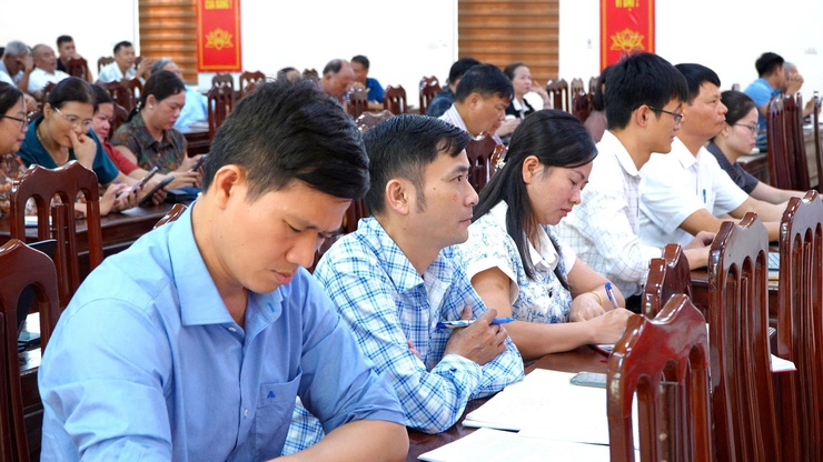 HỘI NGHỊ TRIỂN KHAI SẮP XẾP, KIỆN TOÀN CHI BỘ THÔN, TỔ DÂN PHỐ VÀ KIỆN TOÀN NHÂN SỰ CẤP UỶ, BÍ THƯ PHÓ BÍ THƯ CÁC CHI BỘ THÔN, TỔ DÂN PHỐ TRÊN ĐỊA BÀN XÃ DÂN HOÀ- Ảnh 10.