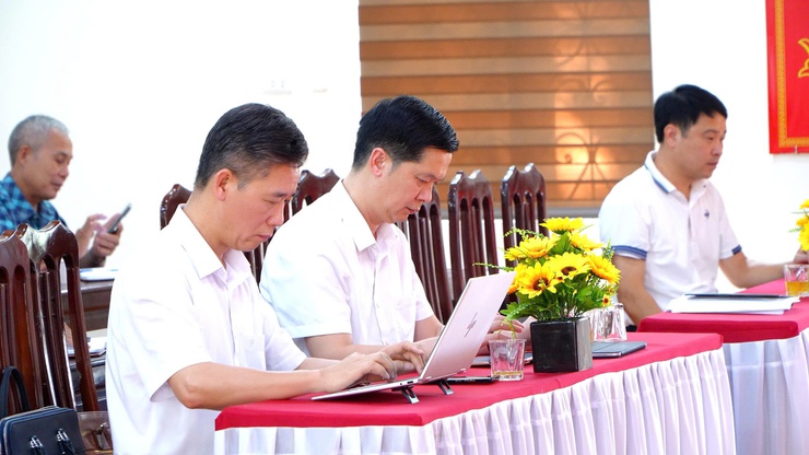 HỘI NGHỊ TRIỂN KHAI SẮP XẾP, KIỆN TOÀN CHI BỘ THÔN, TỔ DÂN PHỐ VÀ KIỆN TOÀN NHÂN SỰ CẤP UỶ, BÍ THƯ PHÓ BÍ THƯ CÁC CHI BỘ THÔN, TỔ DÂN PHỐ TRÊN ĐỊA BÀN XÃ DÂN HOÀ- Ảnh 4.