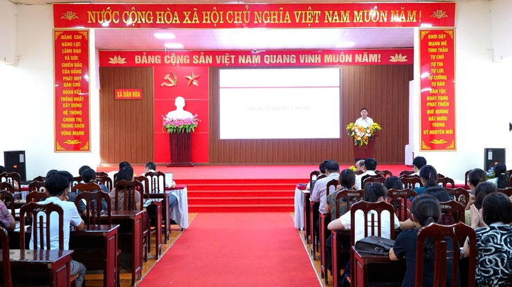 HỘI NGHỊ TRIỂN KHAI SẮP XẾP, KIỆN TOÀN CHI BỘ THÔN, TỔ DÂN PHỐ VÀ KIỆN TOÀN NHÂN SỰ CẤP UỶ, BÍ THƯ PHÓ BÍ THƯ CÁC CHI BỘ THÔN, TỔ DÂN PHỐ TRÊN ĐỊA BÀN XÃ DÂN HOÀ- Ảnh 11.