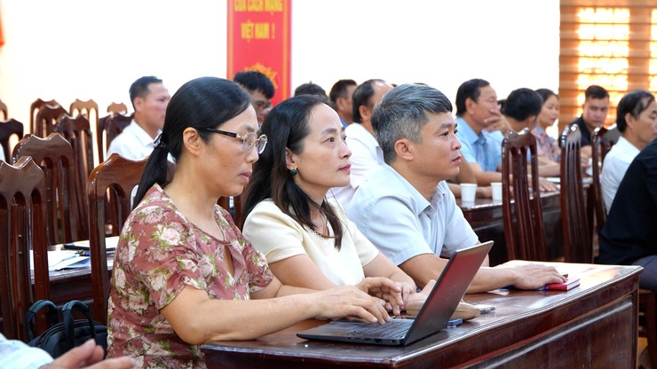 HỘI NGHỊ TRIỂN KHAI SẮP XẾP, KIỆN TOÀN CHI BỘ THÔN, TỔ DÂN PHỐ VÀ KIỆN TOÀN NHÂN SỰ CẤP UỶ, BÍ THƯ PHÓ BÍ THƯ CÁC CHI BỘ THÔN, TỔ DÂN PHỐ TRÊN ĐỊA BÀN XÃ DÂN HOÀ- Ảnh 8.