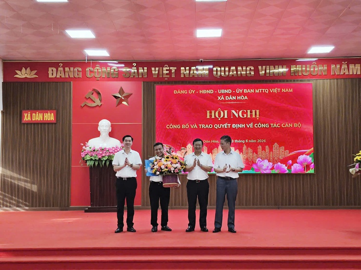CÔNG BỐ VÀ TRAO QUYẾT ĐỊNH BỔ NHIỆM PHÓ TRƯỞNG PHÒNG KINH TẾ XÃ DÂN HOÀ- Ảnh 1.