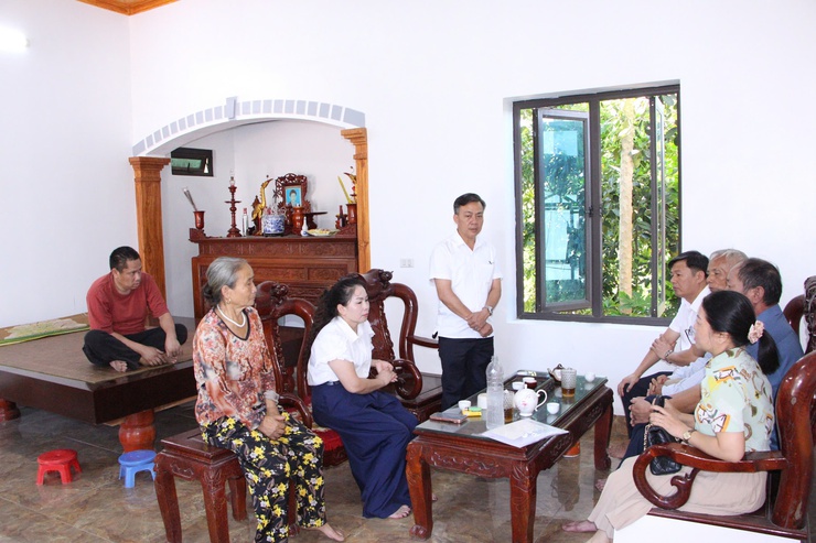 Uỷ ban MTTQ Việt Nam xã Phú Nghĩa trao kinh phí hỗ trợ xây sửa nhà ở cho hộ gia đình có hoàn cảnh khó khăn- Ảnh 1.