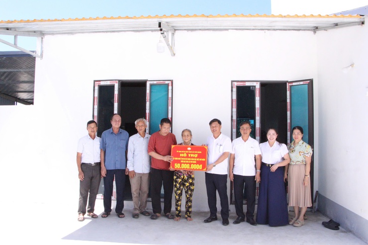 Uỷ ban MTTQ Việt Nam xã Phú Nghĩa trao kinh phí hỗ trợ xây sửa nhà ở cho hộ gia đình có hoàn cảnh khó khăn- Ảnh 4.