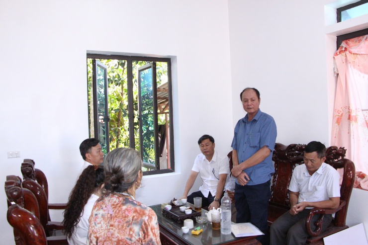 Uỷ ban MTTQ Việt Nam xã Phú Nghĩa trao kinh phí hỗ trợ xây sửa nhà ở cho hộ gia đình có hoàn cảnh khó khăn- Ảnh 5.