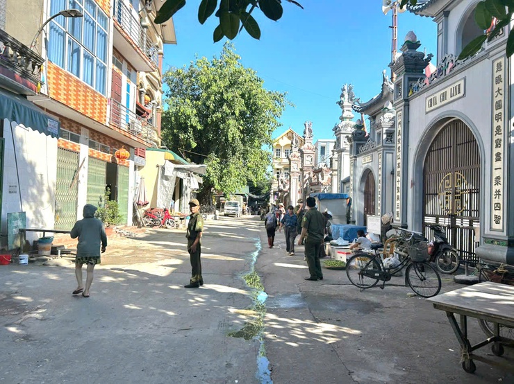 Công an xã Phú Nghĩa tiếp tục duy trì xử lý điểm nghẽn trật tự đô thị, trật tự công cộng tại khu vực chợ Bến thôn Chi Nê- Ảnh 2.