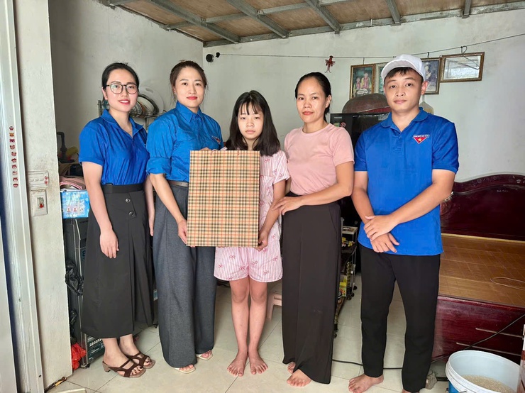 CHI ĐOÀN THANH NIÊN CƠ QUAN UBND XÃ PHÚC THỌ TRAO YÊU THƯƠNG ĐẾN TRẺ EM CÓ HOÀN CẢNH KHÓ KHĂN- Ảnh 1.