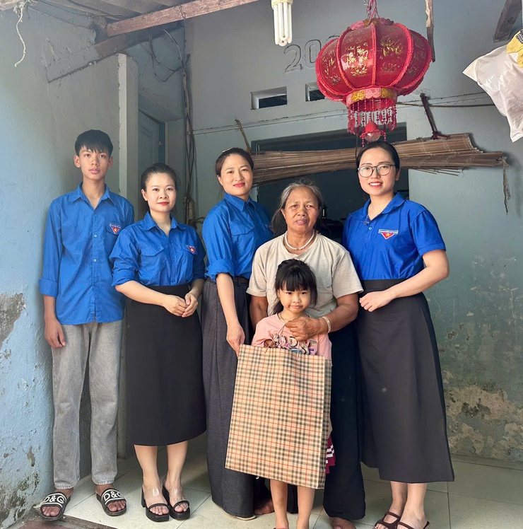 CHI ĐOÀN THANH NIÊN CƠ QUAN UBND XÃ PHÚC THỌ TRAO YÊU THƯƠNG ĐẾN TRẺ EM CÓ HOÀN CẢNH KHÓ KHĂN- Ảnh 2.