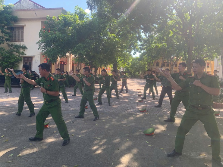 Công an xã Phú Nghĩa tổ chức tập huấn điều lệnh Công an nhân dân năm 2026- Ảnh 1.