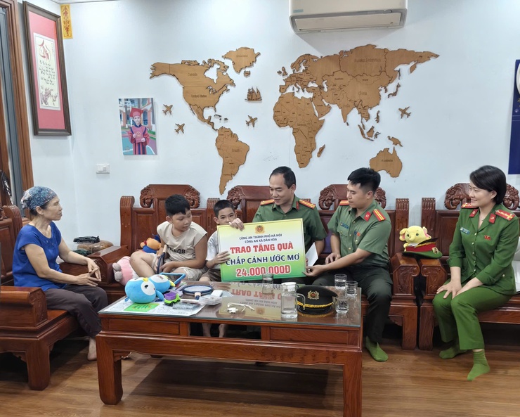 CÔNG AN XÃ DÂN HOÀ THĂM HỎI, ĐỘNG VIÊN HỌC SINH BỊ BỆNH VƯỢT KHÓ HỌC GIỎI- CHẮP CÁNH ƯỚC MƠ, LAN TỎA NGHỊ LỰC SỐNG GIỮA ĐỜI THƯỜNG- Ảnh 2.