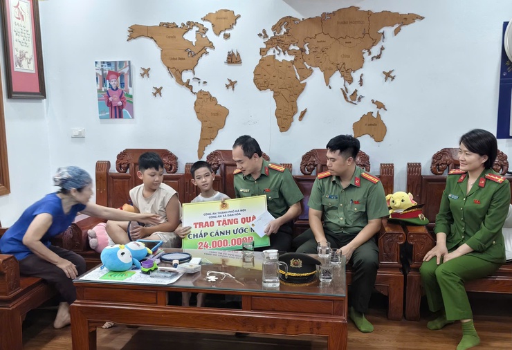 CÔNG AN XÃ DÂN HOÀ THĂM HỎI, ĐỘNG VIÊN HỌC SINH BỊ BỆNH VƯỢT KHÓ HỌC GIỎI- CHẮP CÁNH ƯỚC MƠ, LAN TỎA NGHỊ LỰC SỐNG GIỮA ĐỜI THƯỜNG- Ảnh 1.