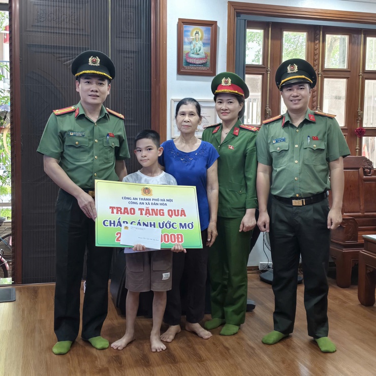 CÔNG AN XÃ DÂN HOÀ THĂM HỎI, ĐỘNG VIÊN HỌC SINH BỊ BỆNH VƯỢT KHÓ HỌC GIỎI- CHẮP CÁNH ƯỚC MƠ, LAN TỎA NGHỊ LỰC SỐNG GIỮA ĐỜI THƯỜNG- Ảnh 4.