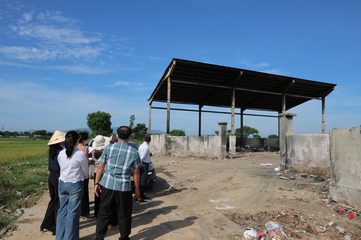 Ban Kinh tế - Ngân sách Hội đồng nhân dân xã Phú Nghĩa tổ chức khảo sát thực tế công tác vệ sinh môi trường và thu gom tập kết rác thải trên địa bàn xã- Ảnh 1.