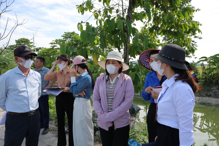 Ban Kinh tế - Ngân sách Hội đồng nhân dân xã Phú Nghĩa tổ chức khảo sát thực tế công tác vệ sinh môi trường và thu gom tập kết rác thải trên địa bàn xã- Ảnh 6.