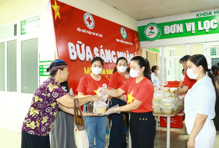 BỮA SÁNG NHÂN ÁI, ẤM ÁP NGHĨA TÌNH CỦA HỘI CHỮ THẬP ĐỎ XÃ MỸ ĐỨC TẠI BỆNH VIÊN ĐA KHOA MỸ ĐỨC- Ảnh 3.