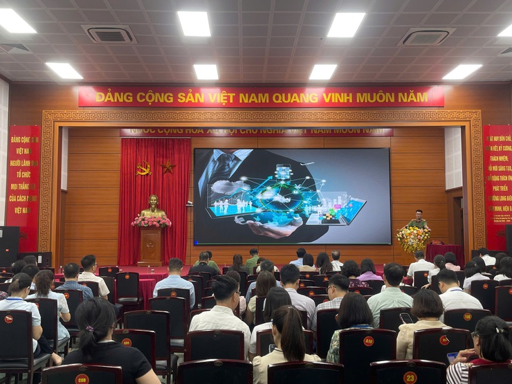 UBND phường Long Biên tổ chức tập huấn bảo đảm an toàn, an ninh thông tin và bảo vệ người dân trên không gian mạng năm 2026- Ảnh 2.