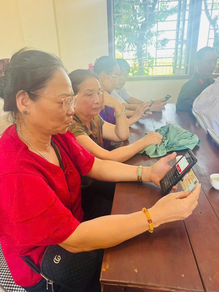 Tổ chức các lớp tập huấn “Bình dân học vụ số” cho cán bộ, đảng viên và Nhân dân tại thôn Khánh Vân- Ảnh 3.