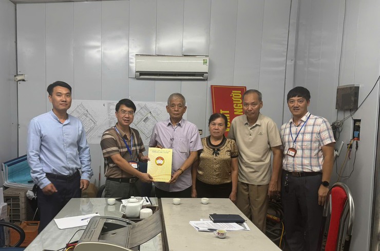 Ủy ban MTTQ Việt Nam phường công bố quyết định thành lập Ban giám sát đầu tư công đồng đối với 02 dự án trên địa bàn.- Ảnh 1.