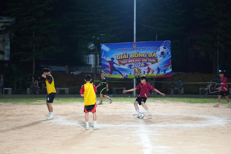 Khai mạc Giải bóng đá thiếu niên U15+ Sơn Trung năm 2026: Sân chơi mùa hè sôi động, gắn kết tuổi trẻ địa phương- Ảnh 16.