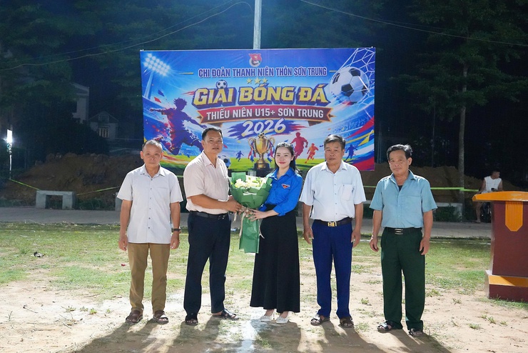 Khai mạc Giải bóng đá thiếu niên U15+ Sơn Trung năm 2026: Sân chơi mùa hè sôi động, gắn kết tuổi trẻ địa phương- Ảnh 4.