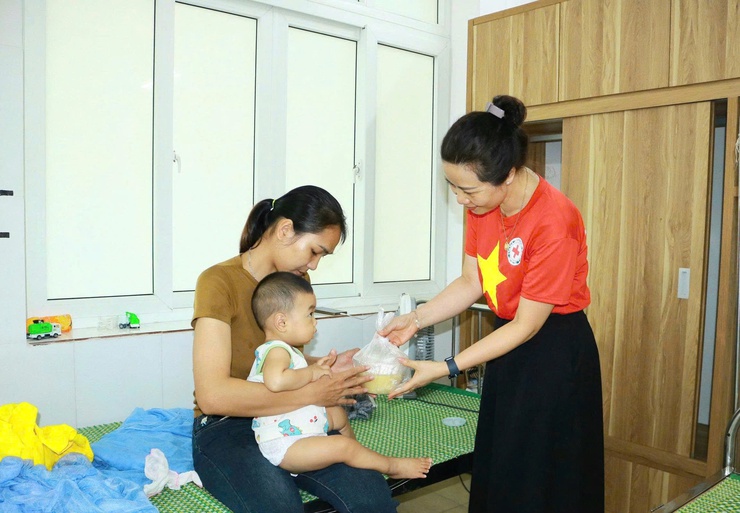 BỮA SÁNG NHÂN ÁI, ẤM ÁP NGHĨA TÌNH CỦA HỘI CHỮ THẬP ĐỎ XÃ MỸ ĐỨC TẠI BỆNH VIÊN ĐA KHOA MỸ ĐỨC- Ảnh 6.