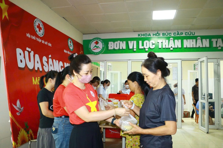 BỮA SÁNG NHÂN ÁI, ẤM ÁP NGHĨA TÌNH CỦA HỘI CHỮ THẬP ĐỎ XÃ MỸ ĐỨC TẠI BỆNH VIÊN ĐA KHOA MỸ ĐỨC- Ảnh 8.