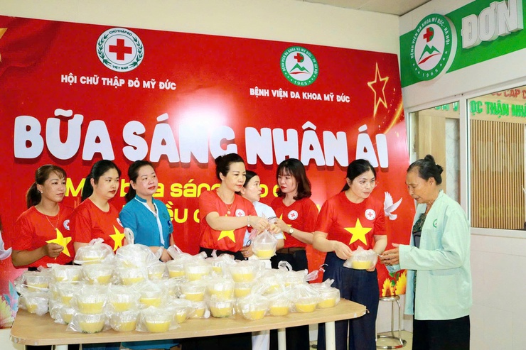 BỮA SÁNG NHÂN ÁI, ẤM ÁP NGHĨA TÌNH CỦA HỘI CHỮ THẬP ĐỎ XÃ MỸ ĐỨC TẠI BỆNH VIÊN ĐA KHOA MỸ ĐỨC- Ảnh 7.