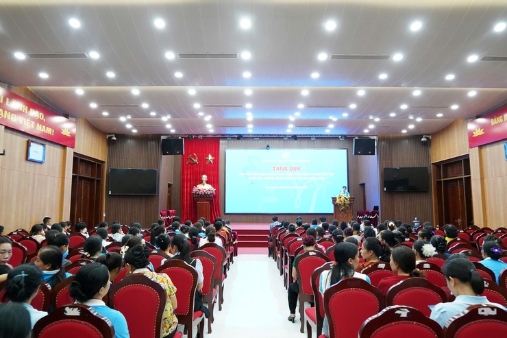 Hội Liên hiệp Phụ nữ phường Chương Mỹ tuyên truyền xây dựng gia đình văn minh, hạnh phúc và trao quà cho con hội viên có hoàn cảnh khó khăn- Ảnh 2.
