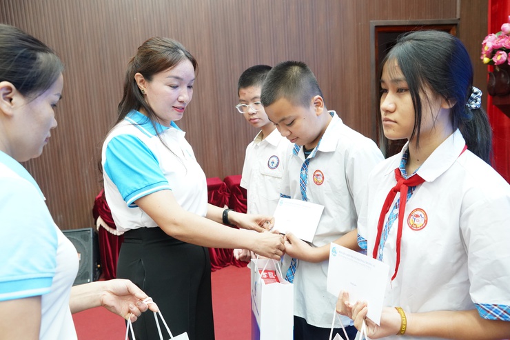 Hội Liên hiệp Phụ nữ phường Chương Mỹ tuyên truyền xây dựng gia đình văn minh, hạnh phúc và trao quà cho con hội viên có hoàn cảnh khó khăn- Ảnh 3.
