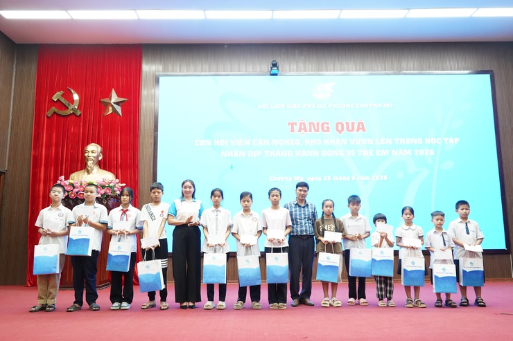 Hội Liên hiệp Phụ nữ phường Chương Mỹ tuyên truyền xây dựng gia đình văn minh, hạnh phúc và trao quà cho con hội viên có hoàn cảnh khó khăn- Ảnh 4.