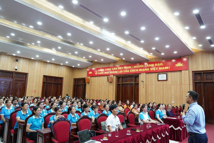 Hội Liên hiệp Phụ nữ phường Chương Mỹ tuyên truyền xây dựng gia đình văn minh, hạnh phúc và trao quà cho con hội viên có hoàn cảnh khó khăn- Ảnh 6.