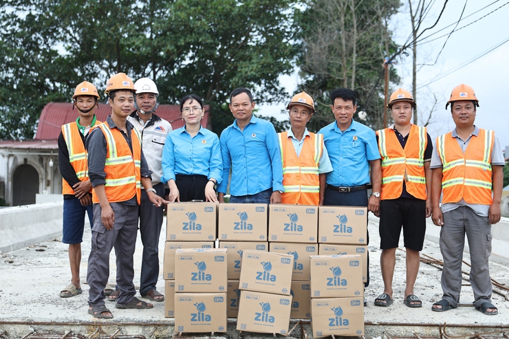 Công đoàn xã Vân Đình thăm động viên đoàn viên, công nhân lao động đang thi công công trình trọng điểm trên địa bàn xã- Ảnh 1.