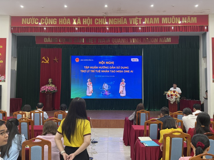 HỘI NGHỊ TẬP HUẤN HƯỚNG DẪN SỬ DỤNG TRỢ LÝ TRÍ TUỆ NHÂN TẠO MISA ONE AI TẠI PHƯỜNG HỒNG HÀ- Ảnh 4.
