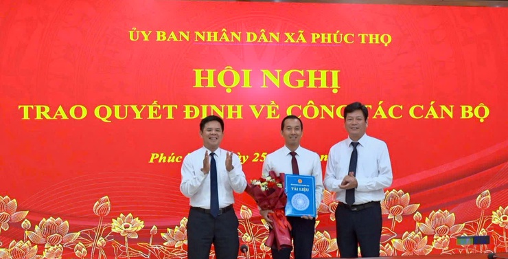 UBND xã Phúc Thọ công bố và trao quyết định bổ nhiệm Giám đốc Trung tâm Dịch vụ tổng hợp xã- Ảnh 2.