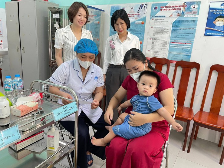 Cầu Giấy: Đồng loạt triển khai chiến dịch uống Vitamin A và cân đo cho trẻ dưới 5 tuổi- Ảnh 1.