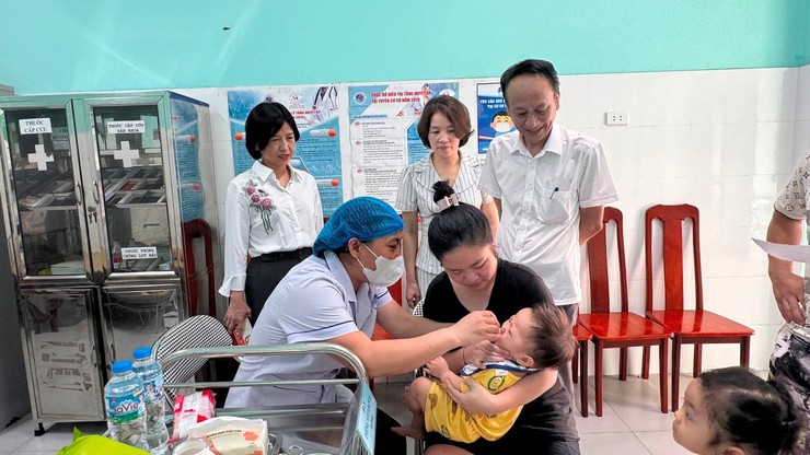 Cầu Giấy: Đồng loạt triển khai chiến dịch uống Vitamin A và cân đo cho trẻ dưới 5 tuổi- Ảnh 2.