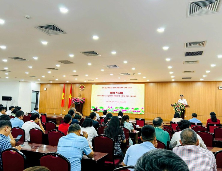 UBND PHƯỜNG CẦU GIẤY: CÔNG BỐ VÀ TRAO QUYẾT ĐỊNH VỀ CÔNG TÁC CÁN BỘ- Ảnh 3.