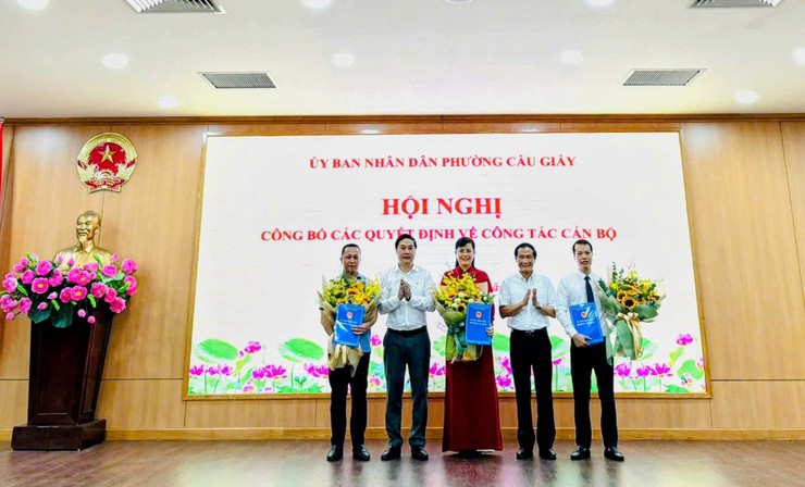 UBND PHƯỜNG CẦU GIẤY: CÔNG BỐ VÀ TRAO QUYẾT ĐỊNH VỀ CÔNG TÁC CÁN BỘ- Ảnh 1.