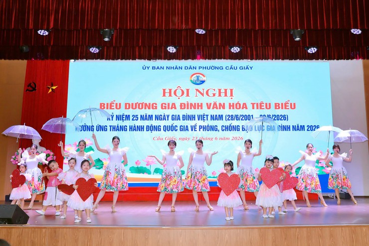 Phường Cầu Giấy biểu dương các gia đình văn hóa tiêu biểu, lan tỏa những giá trị tốt đẹp của gia đình Việt Nam- Ảnh 1.