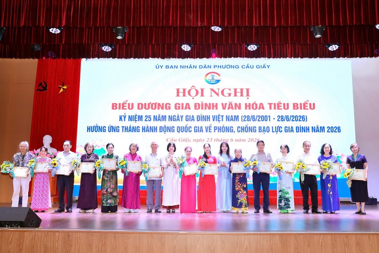 Phường Cầu Giấy biểu dương các gia đình văn hóa tiêu biểu, lan tỏa những giá trị tốt đẹp của gia đình Việt Nam- Ảnh 9.
