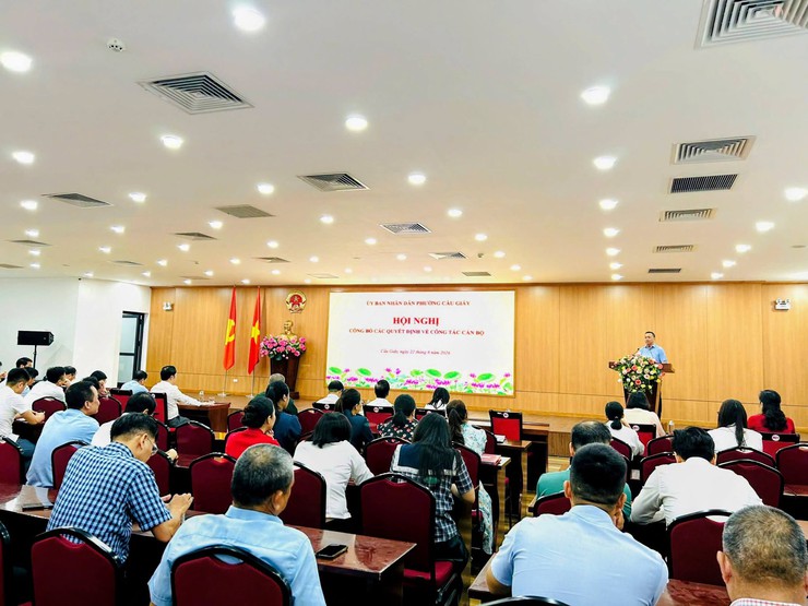 UBND PHƯỜNG CẦU GIẤY: CÔNG BỐ VÀ TRAO QUYẾT ĐỊNH VỀ CÔNG TÁC CÁN BỘ- Ảnh 4.